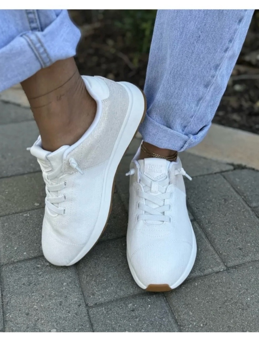 NEVER WORN Toms White TrVL Lite Sneakers with Gold Accents Sz 9.5